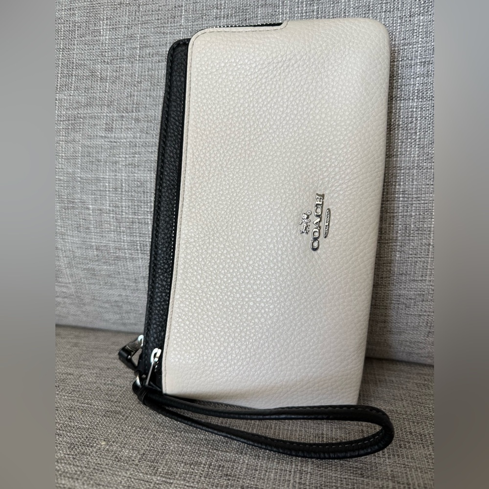 NWOT Coach Black and Cream Wristlet - Picture 5 of 8